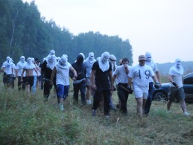 Неизвестные, прибывшие "убивать" защитников Химкинского леса. Фото с сайта ecmo.ru
