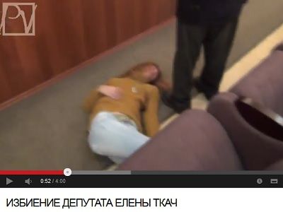 Избиение Елены Ткач. Фото: кадр из ролика youtu.be/Oa0L32hCLSo